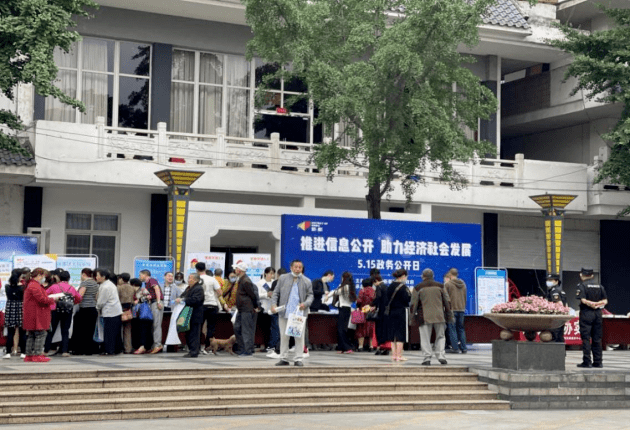 和平區(qū)成功舉辦第13屆'5.15政務公開日'政策咨詢活動，重點提供衛(wèi)健及社會經濟咨詢服務